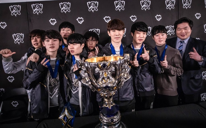 钟通过边河 钟通过边河